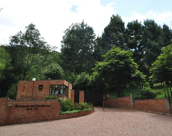 Acceso al condominio Bosques de Cedros