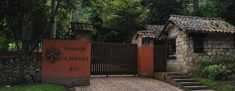 Acceso al condominio Bosques de La Morea