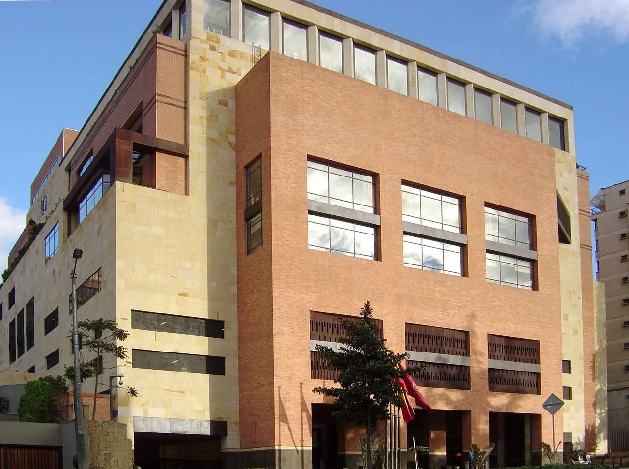 Fachada del Club El Nogal en Bogotá, construido por Global Group