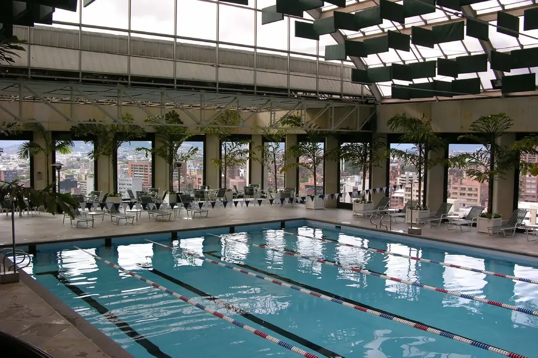 Piscina cubierta de gran formato construida por el grupo en Bogotá